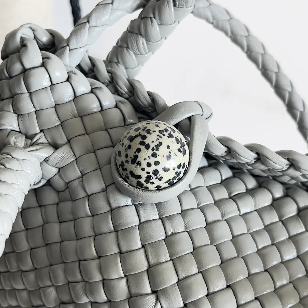 Batch 3760 BV collectible small woven handbags are really YYDS!! Bottega Veneta’s most classic small woven handbags are back! ! We use the highest quality leather with the highest craftsmanship❤️ to create the most expensive works. We have created the Intrecciato leather weaving process❤️ This unique traditional exclusive leather weaving method has not only become our logo but also reflects the time-consuming and labor-intensive craftsmanship of our products❤️ The new TOSCA handbag must be a selection worth collecting🆕 Style number: 776755 Size: 20*15.5*7cm